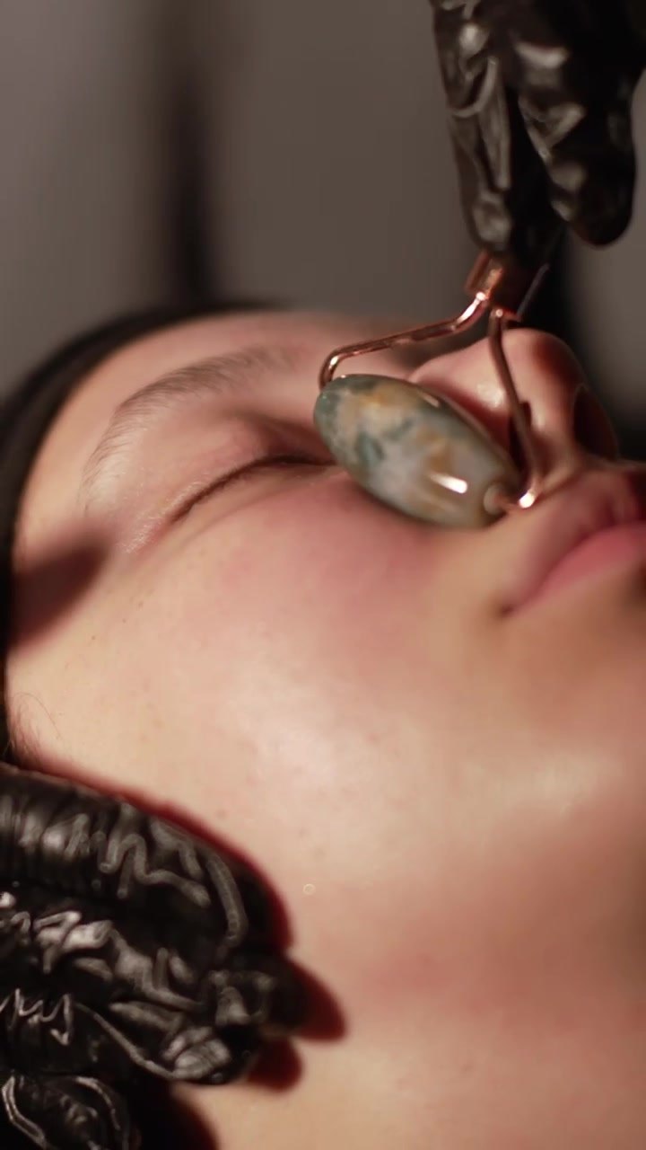 Gua sha ve yüz rolleri ile yüz yogası seansı — Begüm Soyalp Atelier, Bursa